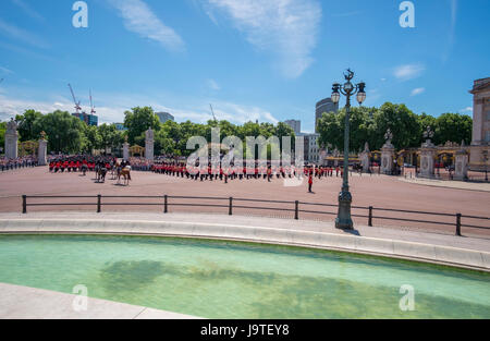 The Mall, London, UK. 3rd June, 2017. The penultimate rehearsal for the Queen’s Birthday Parade, The Major General’s Review takes place in hot sun and clear blue skies. Guardsmen line up outside Buckingham Palace towards the end of the ceremony, with water pool of the Queen Victoria Memorial in the foreground. Credit: Malcolm Park editorial/Alamy Live News. Stock Photo