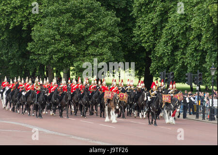 The Mall, London, UK. 3rd June, 2017. The penultimate rehearsal for the Queen’s Birthday Parade, The Major General’s Review takes place in hot sun and clear blue skies. Cavalry troops ride down Constitution Hill towards The Mall. Credit: Malcolm Park editorial/Alamy Live News. Stock Photo