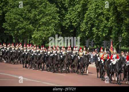 The Mall, London, UK. 3rd June, 2017. The penultimate rehearsal for the Queen’s Birthday Parade, The Major General’s Review takes place in hot sun and clear blue skies. Household Cavalry troops arrive at Buckingham Palace from Constitution Hill. Credit: Malcolm Park editorial/Alamy Live News. Stock Photo