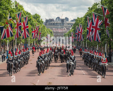 The Mall, London, UK. 3rd June, 2017. The penultimate rehearsal for the Queen’s Birthday Parade, The Major General’s Review takes place with Household Cavalry troops of the Blues and Royals and Life Guards riding down The Mall towards Horse Guards Parade. Credit: Malcolm Park editorial/Alamy Live News. Stock Photo