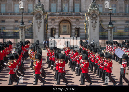 The Mall, London, UK. 3rd June, 2017. The penultimate rehearsal for the Queen’s Birthday Parade, The Major General’s Review takes place in hot sun and clear blue skies. Massed Guards bands march past the open gates of Buckingham Palace after to ceremony. Credit: Malcolm Park editorial/Alamy Live News. Stock Photo