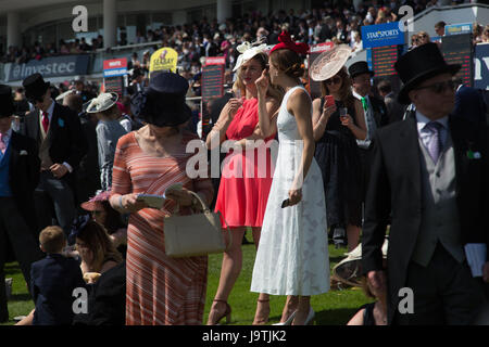 Epsom, Surrey, UK. 3rd June, 2017. Racegoers dressed up for The Derby Day meeting at Epsom Downs in glorious sunshine, attended by HM The Queen. Credit: On Sight Photographic/Alamy Live News Stock Photo