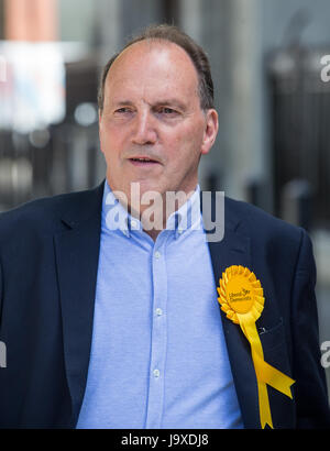 Former Lib Dem MP, Simon Hughes, demonstrates outside parliament about Theresa May's 'Dementia Tax'. He stood for election in Bermondsey and Old South Stock Photo