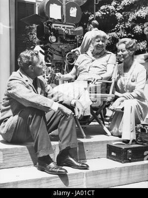 Ralph Bellamy, portraying Franklin D. Roosevelt, and Greer Garson (right), portraying Mrs. Eleanor Roosevelt, enjoy a chat with Mrs. Roosevelt at the Roosevelt family home during filming of 'Sunrise at Campobello,' Hyde Park, NY, 07/27/1960. Stock Photo