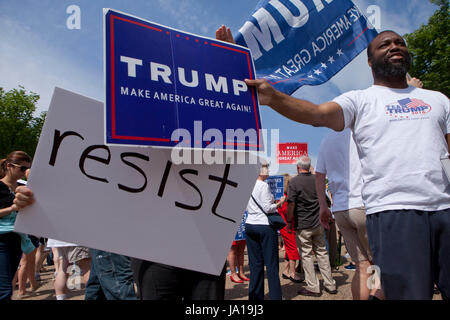 Washington, DC USA, 3rd June, 2017: Trump supporters gather in front of the White House to show approval of the president's decision to exit Paris Climate Accord. Credit: B Christopher/Alamy Live News Stock Photo