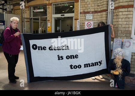Maidenhead, UK. 3rd June, 2017. Activists from DPAC (Disabled People Against Cuts) hold a banner reading 'One death is one too many' before a protest against Government cuts to disability benefits in Prime Minister Theresa May's Maidenhead constituency. Credit: Mark Kerrison/Alamy Live News Stock Photo