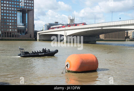 London, UK. 4th June, 2017. Police officers stands guard London Bridge. London Attack: six killed; three terror suspects shot dead by police. Credit: Michael Tubi/Alamy Live News Stock Photo