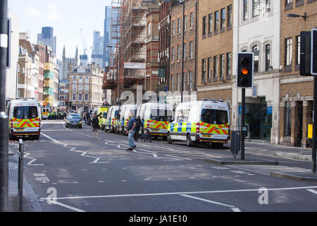 London, UK. 04th June, 2017. 9.30 am  Morning after Terror attack on Saturday June 03.06.2017, London, Borough High Street, Borough Market, London, UK, June 04.06.2017, there is still a heavy police presence and the road and Borough High Street is cordoned off just in front of Borough Market. Apart from plenty of policemen, there are camera men and few scattered civilians hanging around.Credit: Katja Heber/Alamy Live News Stock Photo