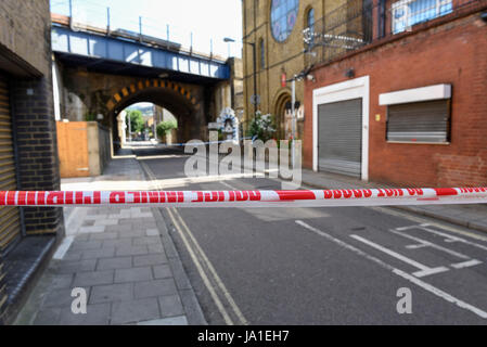 London, UK. 4th June, 2017. Police cordons continue to be in place around London Bridge after the previous night's terrorist attack where a reported three attackers were shot by the police and seven members of the public died after being attacked with knives. Credit: Stephen Chung/Alamy Live News Stock Photo