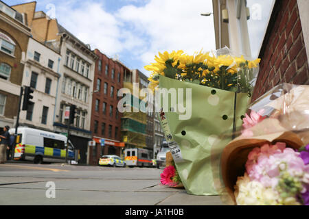 London, UK. 4th June, 2017. Floral tributes are placed at Borough High street near the scene of the London Bridge terror attack Credit: amer ghazzal/Alamy Live News Stock Photo