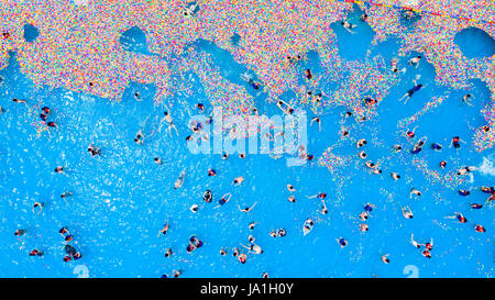 Wuhan, China's Hubei Province. 4th June, 2017. Tourists enjoy coolness at a water park in Wuhan, capital of central China's Hubei Province, June 4, 2017. Credit: Ke Hao/Xinhua/Alamy Live News Stock Photo