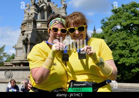 Kelvingrove Park, Glasgow, UK. 4th June, 2017. The weather stayed fine and sunny for the Simply Health Women's 10k fun run with temperatures in the high teens. Lesley and Niki from Glasgow University brought there own ray of sunshine to Kelvingrove Park with their yellow outfits. Stock Photo