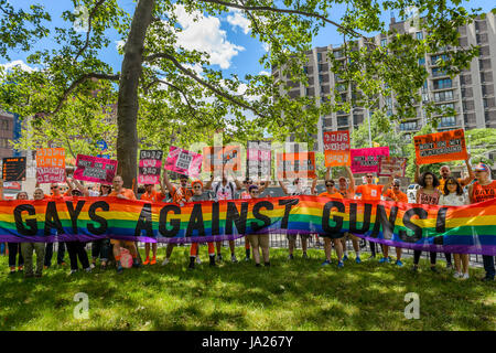 New York, United States. 03rd June, 2017. On June 3, 2017; in honor of National Gun Violence Awareness Day, Moms Demand Action for Gun Sense in America, a part of Everytown for Gun Safety and the Wear Orange coalition, hosted the Fifth Annual Brooklyn Bridge March for Gun Sense. Hundreds of volunteers and gun violence survivors marched across the bridge, culminating in a rally at Foley Square led by the New York chapter of Moms Demand Action and featuring. Credit: Erik McGregor/Pacific Press/Alamy Live News Stock Photo