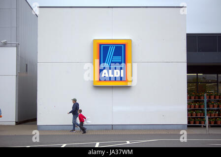 Aldi supermarket logo with customers walking by Stock Photo