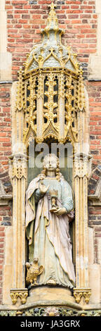 On the wall above the entrance to St John's college, Cambridge, England, is a statue of Lady Margaret Beaufort, benefactrress and founder of the colle Stock Photo