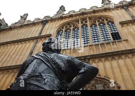 Looking up at the statue of William Herbert, Earl of Pembroke outside the Bodleian library in Oxford, England, United Kingdom. June 2, 2017. Stock Photo