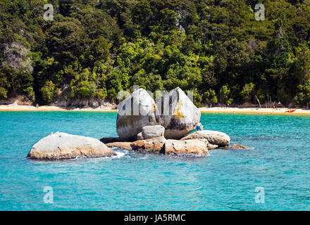 Split Apple Rock by Kaiteriteri beach in Abel Tasman National Park, South Island, New Zealand Stock Photo