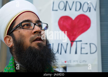 London, UK. 4th June, 2017. Mohammad Yazdani Raza chair man and Iman of London Fatwa Council speaks after laying flowers at perimeter cordon, following last night's London terror attack. Theresa May has left the election campaign trail to hold a meeting of the emergency response committee, Cobra, this morning following a terror attack in central London on Saturday night. 7 people were killed and at least 48 injured in terror attacks on London Bridge and Borough Market. Credit: Thabo Jaiyesimi/Alamy Live News Stock Photo