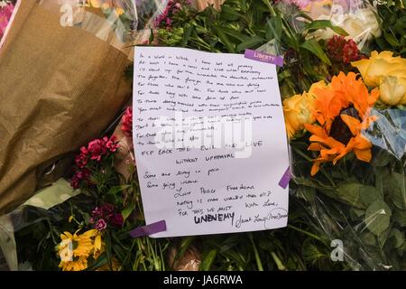 London, UK. 04th June, 2017. Floral tributes on Borough High Street. Credit: claire doherty/Alamy Live News Stock Photo