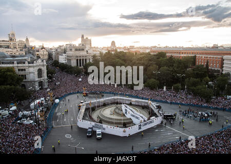 Madrid, Spain. 4th June, 2017. Thousands of Real Madrid fans celebrating the 12th Champions League title in Cibeles Square, Madrid, Spain. Credit: Marcos del Mazo/Alamy Live News Stock Photo