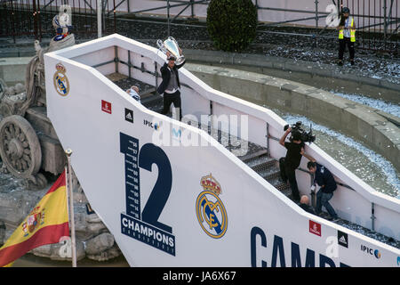 Madrid, Spain. 4th June, 2017. Real Madrid player Sergio Ramos with the trophy in Cibeles Square during the celebration of the 12th Champions League title in Madrid, Spain. Credit: Marcos del Mazo/Alamy Live News Stock Photo