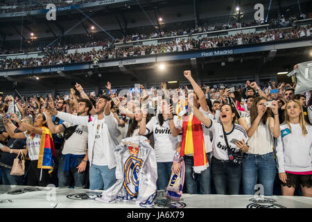 Madrid, Spain. 4th June, 2017. Real Madrid fans in Santiago Bernabeu stadium during the celebration of the 12th Champions League title in Madrid, Spain. Credit: Marcos del Mazo/Alamy Live News Stock Photo