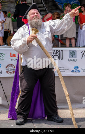 London, Ontario, Canada. 4th June, 2017. Fiesta London! Mexican festival celebrating the sounds, culture, and food of Mexico at the Covent Garden Market, in downtown London, Ontario. Held annually, the festival brings together a variety of performers, colourful folkloric dancers, singers, and entertainment from throughout Latin America. Silver bearded town crier with handbell and tricorne hat announcing the start of the music festival. Credit: Rubens Alarcon/Alamy Live News Stock Photo