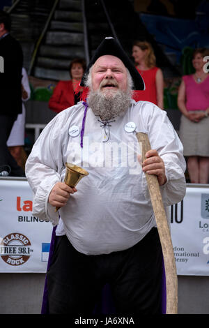 London, Ontario, Canada. 4th June, 2017. Fiesta London! Mexican festival celebrating the sounds, culture, and food of Mexico at the Covent Garden Market, in downtown London, Ontario. Held annually, the festival brings together a variety of performers, colourful folkloric dancers, singers, and entertainment from throughout Latin America. Silver bearded town crier with handbell and tricorne hat announcing the start of the music festival. Credit: Rubens Alarcon/Alamy Live News Stock Photo