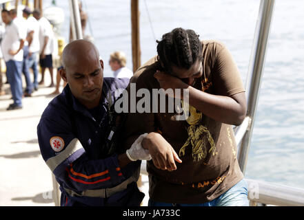 Bahia, Brazil. 24th Aug, 2017. A rescue team member assists a shipwreck victim in Salvador, capital of Bahia State, eastern Brazil, on Aug. 24, 2017. The death toll from the shipwreck in Salvador, capital city of Brazil's eastern state of Bahia, has risen to 22, confirmed navy on Thursday. It is the second shipwreck in Brazil within two days as a ship sank overnight from Tuesday to Wednesday on the Xingu river in northern Para state in the Amazon region, leaving at least 19 people dead. Credit: Xando Pereira/AGENCIA ESTADO/Xinhua/Alamy Live News Stock Photo