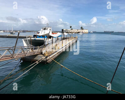 Bahia. 24th Aug, 2017. Image taken on Aug. 24, 2017 shows vessels after the shipwreck in Salvador, capital of Bahia State, eastern Brazil. The death toll from the shipwreck in Salvador, capital city of Brazil's eastern state of Bahia, has risen to 22, confirmed navy on Thursday. It is the second shipwreck in Brazil within two days as a ship sank overnight from Tuesday to Wednesday on the Xingu river in northern Para state in the Amazon region, leaving at least 19 people dead. Credit: Xando Pereira/AGENCIA ESTADO/Xinhua/Alamy Live News Stock Photo