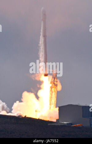 Lompoc, California, USA. 24th Aug, 2017. The SpaceX Falcon 9 rocket lifts the Taiwanese Space Agency FORMOSAT-5 satellite into orbit from Space Launch Complex-4, at Vandenberg Air Force Base August 24, 2017 in Lompoc, California. Credit: Planetpix/Alamy Live News Stock Photo