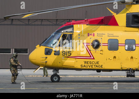 August 12, 2017 - Abbotsford, British Columbia, Canada - Air crew of a Royal Canadian Air Force (RCAF) search and rescue CH-149 Cormorant helicopter get ready to take off during the Abbotsford International Airshow, August 12, 2017. (Credit Image: © Bayne Stanley via ZUMA Wire) Stock Photo