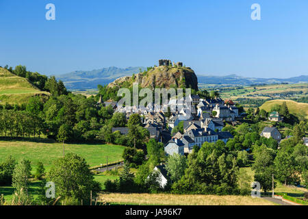 France, Cantal, Parc Naturel Regional des volcans d'Auvergne, Apchon, the village and the castle ruins located on top of a basaltic dyke Stock Photo