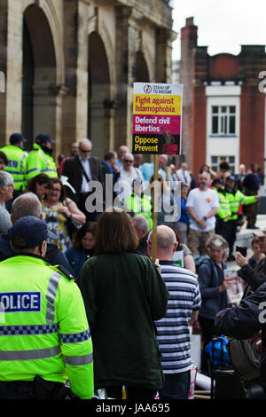 Police preparing to keep rival factions apart during a march by the EDL and a protest by anti-fascist groups in Liverpool City Center Stock Photo