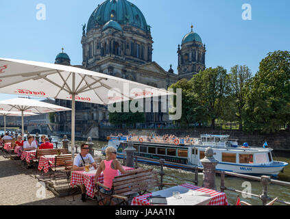 Cafe on the banks of the Spree river with the Berliner Dom (Berlin Cathedral) behind, Spreeufer, Nikolaiviertel, Berlin, Germany Stock Photo