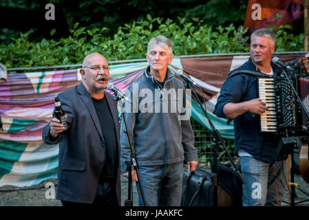 Jon Cleave, John McDonnell and Jason Nicholas from Fisherman’s Friends singing at Trebah Garden amphitheatre in Cornwall. Stock Photo