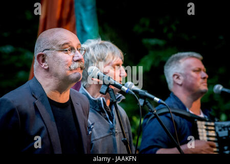 Jon Cleave, John McDonnell and Jason Nicholas from Fisherman’s Friends singing at Trebah Garden amphitheatre in Cornwall. Stock Photo