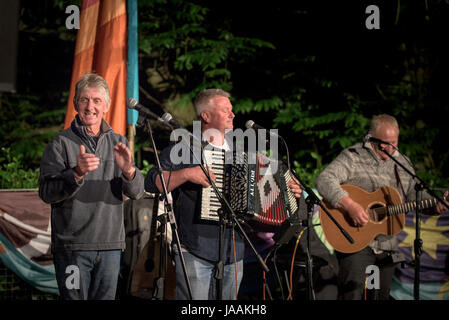 John McDonnell, Jason Nicholas and Billy Hawkins from Fisherman’s Friends singing at Trebah Garden amphitheatre in Cornwall. Stock Photo