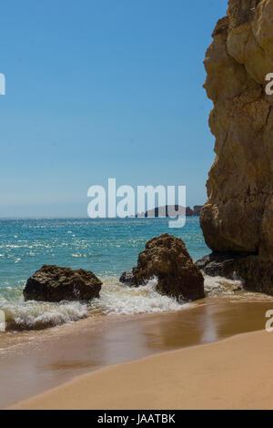 typische Felsenbucht an der Algarve in Portugal Stock Photo