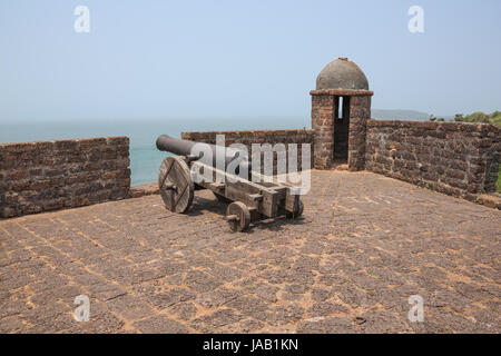Gun and watchtower at Fort Reis Magos Stock Photo