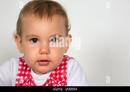 Portrait eines kleinen Babys, das in die Kamera schaut Stock Photo