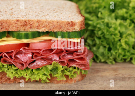 Sandwich mit Textfreiraum belegt mit Salami, Käse, Salat, Tomaten und Gurken Stock Photo