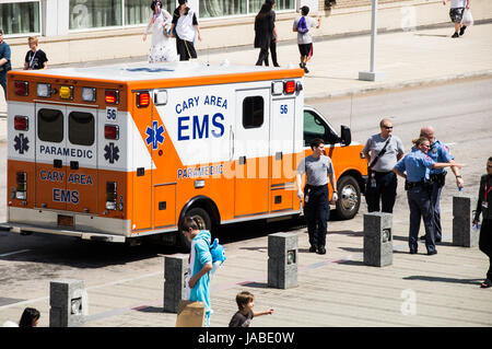 voiture d'ambulance heureuse de dessin animé sur fond blanc 5332311 Art  vectoriel chez Vecteezy