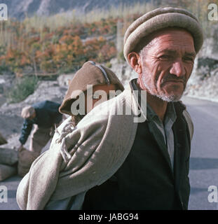 Tribesman with child in Hunza Valley, Gilgit-Baltistan Province, Pakistan Stock Photo