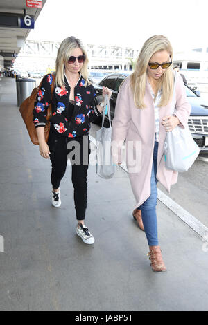 Sarah Michelle Gellar leaving Los Angeles International Airport in Los ...