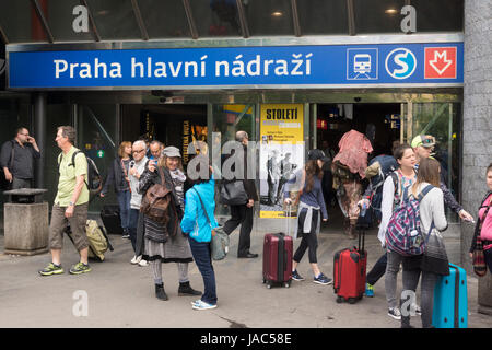 People outside the entrance to Prague Main Railway Station (Praha hlavní nádraží) Stock Photo