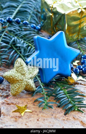Dekorationin Blau und Gold  zu Weihnachten auf Tannenzweigen Stock Photo