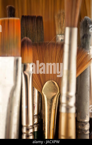 Paint brushes of various sizes