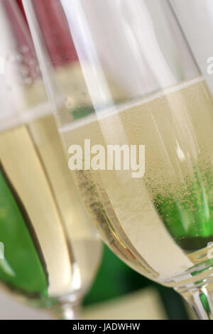 Prickelnder Sekt oder Champagner im Sektglas mit einer Sektflasche im Hintergrund Stock Photo