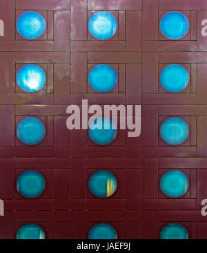 Ausschnitt des Hotels Arcotel Onyx mit Metallfassade und Himmelspiegelungen in den Rundfenstern, Hamburg, Deutschland; Detail of the hotel Arcotel Onyx with facade made of metal and mirroring of the blue skye in the rounded windows, Hamburg, Germany Stock Photo